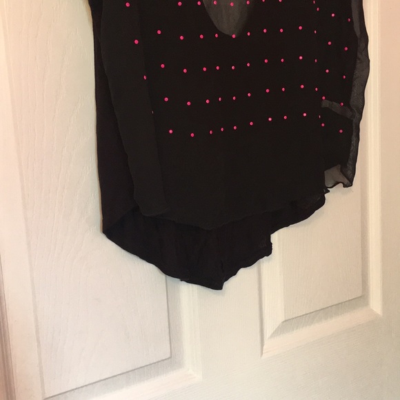 Sheer tee with pink accents and open back - Picture 3 of 4